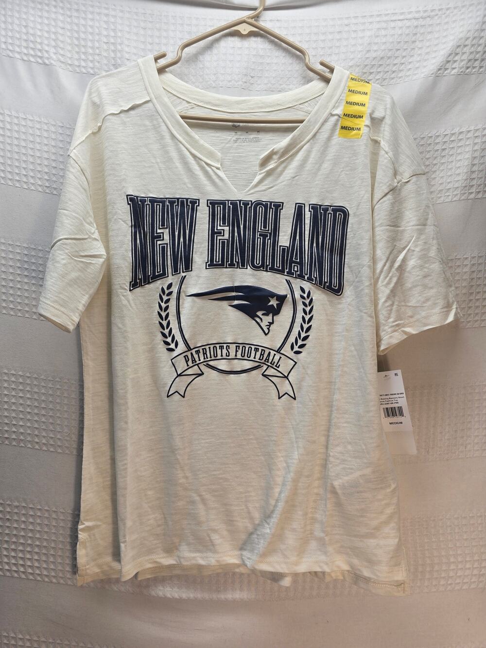 NFL Patriots Womens Tshirt Size Medium Graphic Short Sleeve Cream Vneck 6709